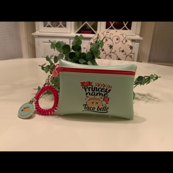 Handcrafted Taco bag in soft mint green vinyl . Hot pink wristlet lobster clasp - Picture 2 of 3
